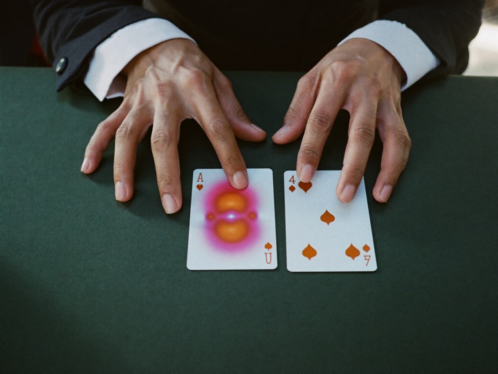 百家乐 from RM5 dealt at a live dealer table under a bright light