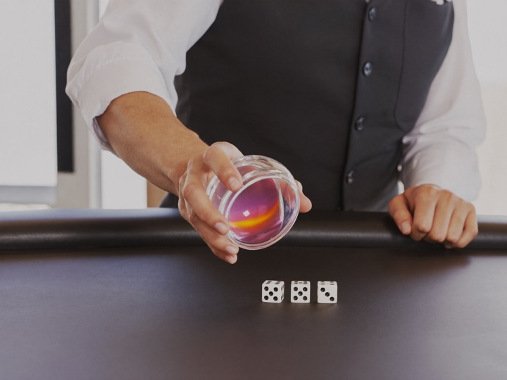 Sic bo, dragon tiger, 21点 dealt at a live dealer table under a bright light